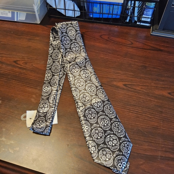 Black Tie - Picture 3 of 3